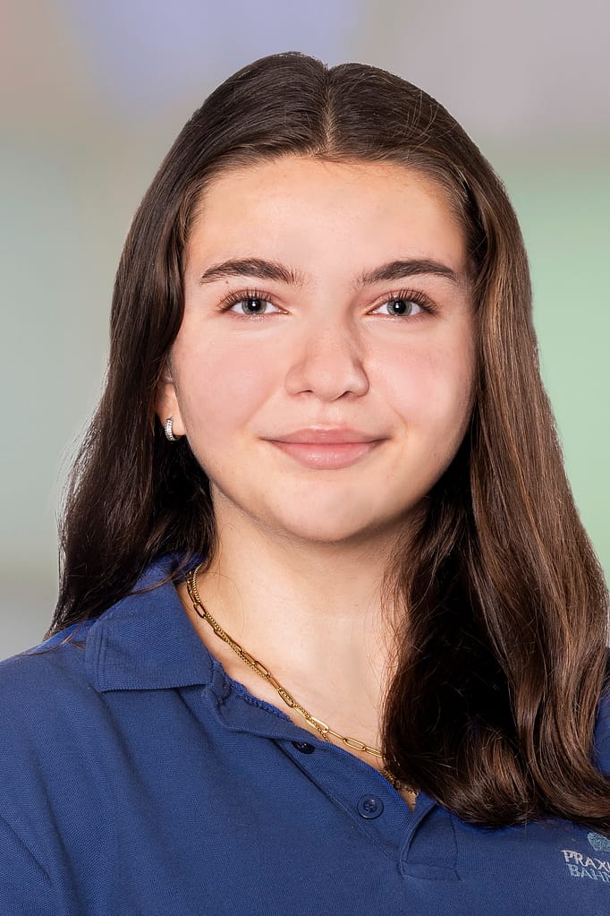 Porträt von Medina Ismaili, lernende MPA in der Praxis im Quartier in Winterthur