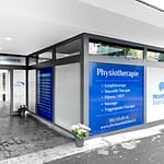 Physiotherapie hilft nach Verletzungen und bei anderen körperlichen Beschwerden - Eingang der Physiotherapie am Bahnhof